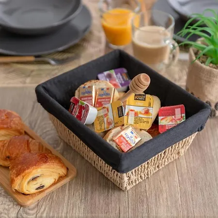 Au Pied Du Metro * Créteil